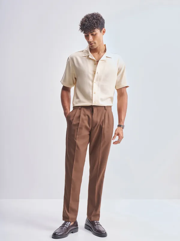 Highlander Men Cream Solid Relaxed Fit Casual Shirt