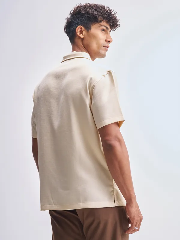 Highlander Men Cream Solid Relaxed Fit Casual Shirt