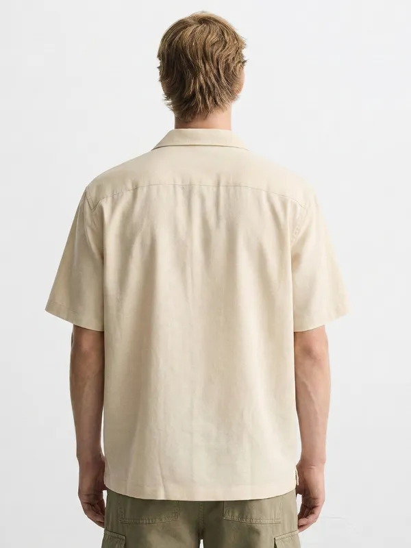 Highlander Men Cream Solid Relaxed Fit Casual Shirt