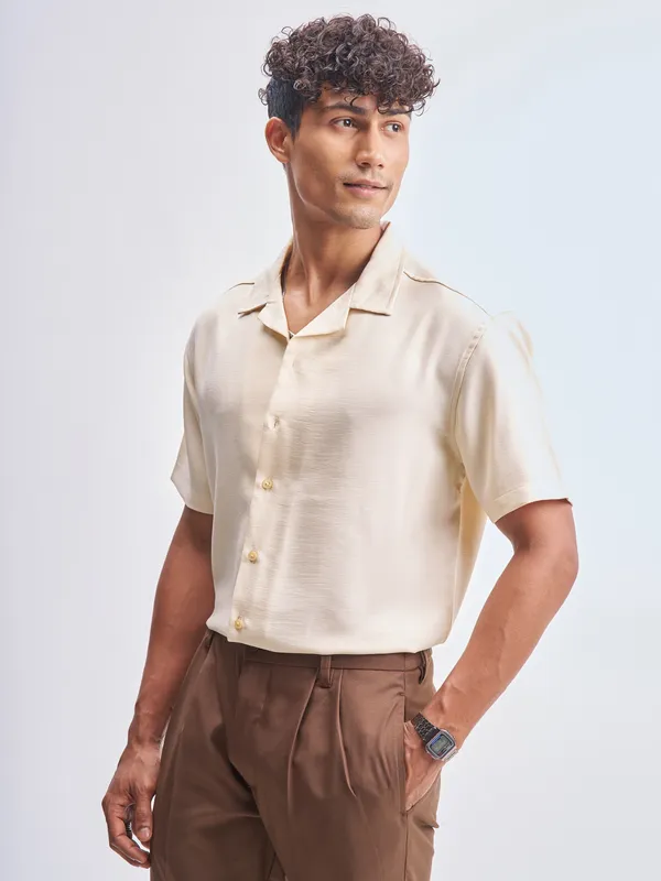 Highlander Men Cream Solid Relaxed Fit Casual Shirt