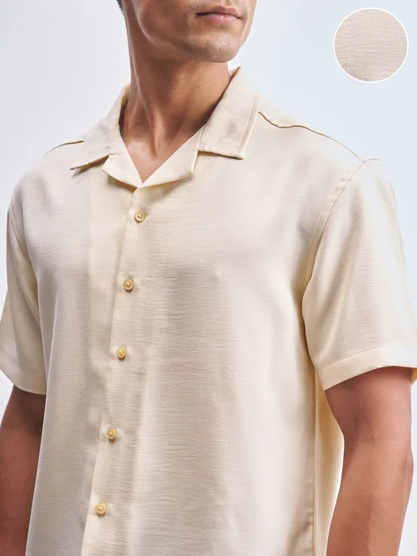 Highlander Men Cream Solid Relaxed Fit Casual Shirt