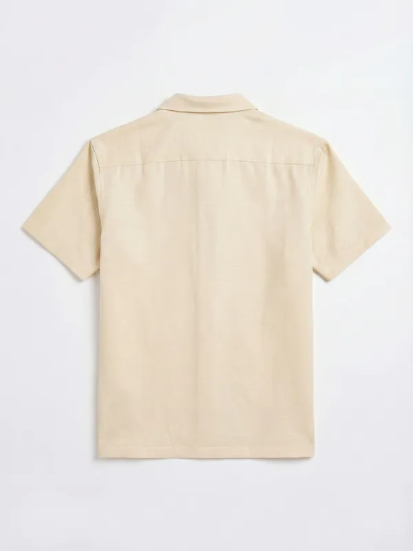 Highlander Men Cream Solid Relaxed Fit Casual Shirt