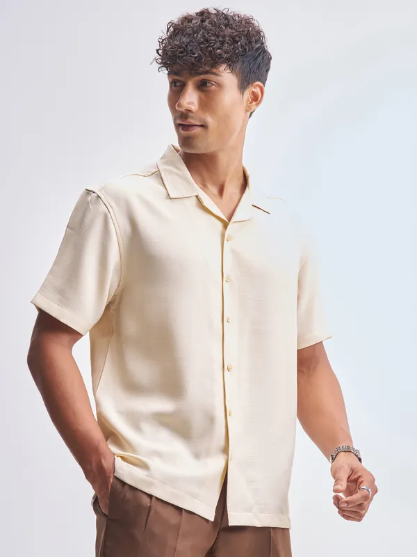 Highlander Men Cream Solid Relaxed Fit Casual Shirt