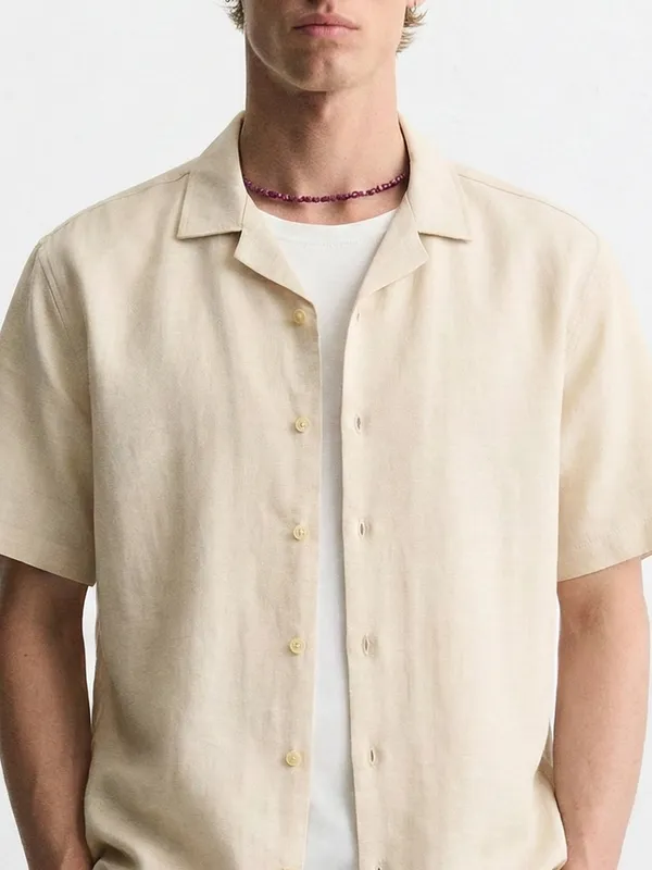 Highlander Men Cream Solid Relaxed Fit Casual Shirt