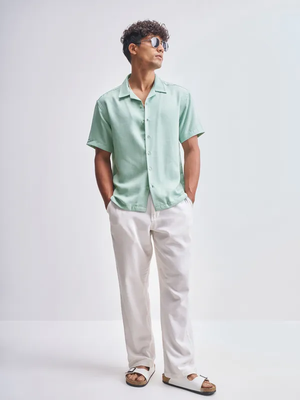 Highlander Men Green Solid Relaxed Fit Casual Shirt