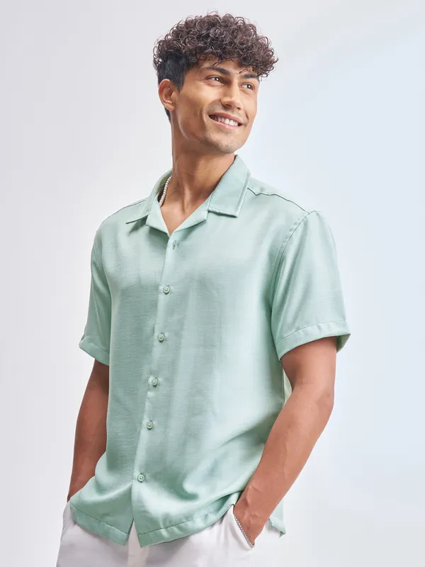 Highlander Men Green Solid Relaxed Fit Casual Shirt
