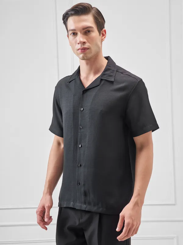 Highlander Men Black Solid Relaxed Fit Casual Shirt