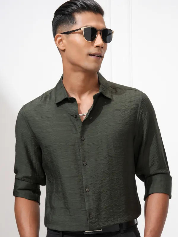 Highlander Men Olive Solid Slim Fit Casual Shirt