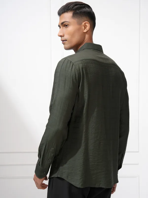 Highlander Men Olive Solid Slim Fit Casual Shirt