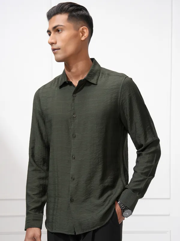 Highlander Men Olive Solid Slim Fit Casual Shirt
