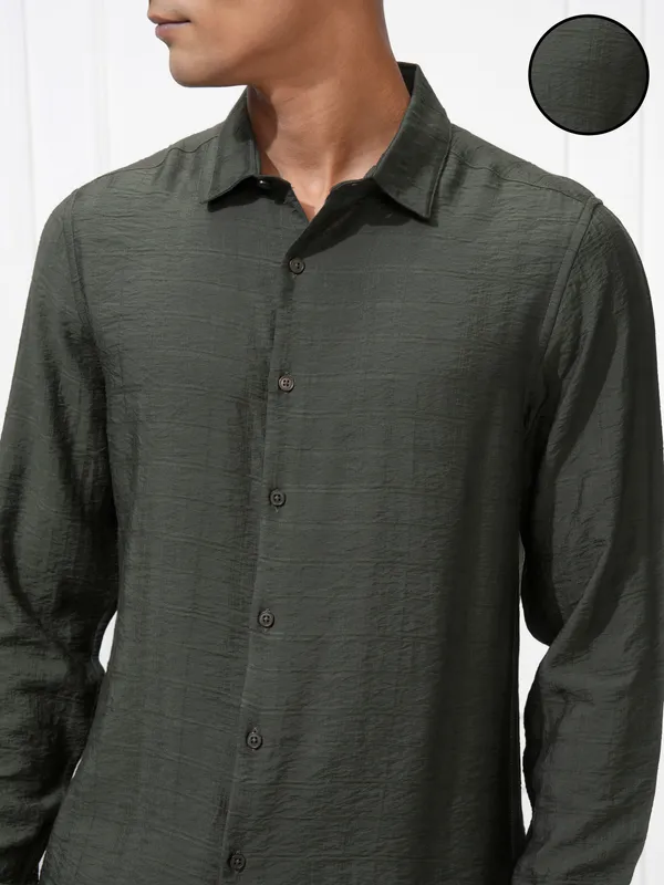 Highlander Men Olive Solid Slim Fit Casual Shirt