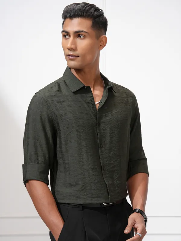 Highlander Men Olive Solid Slim Fit Casual Shirt