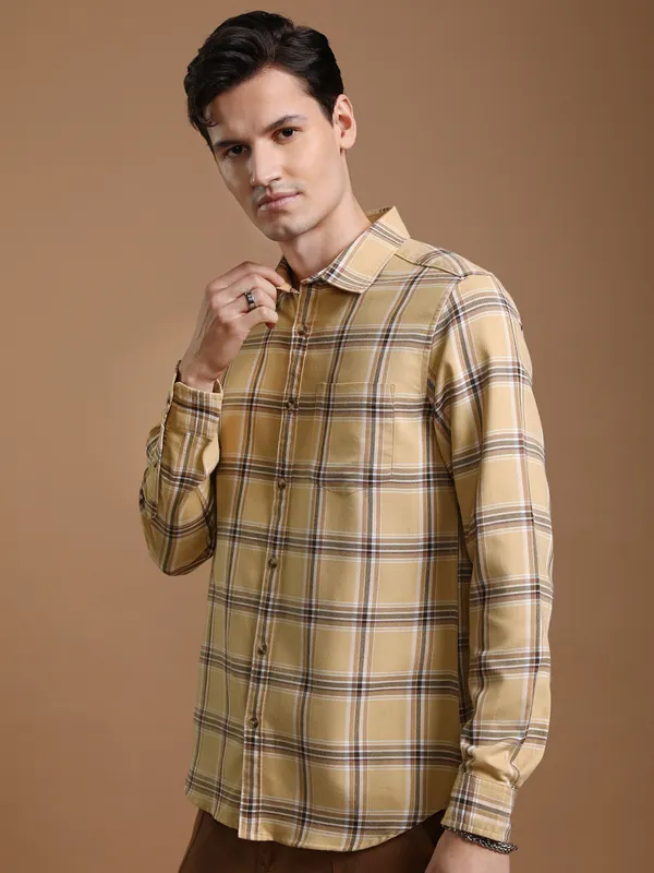 Highlander Men Beige Checked Regular Fit Casual Shirt