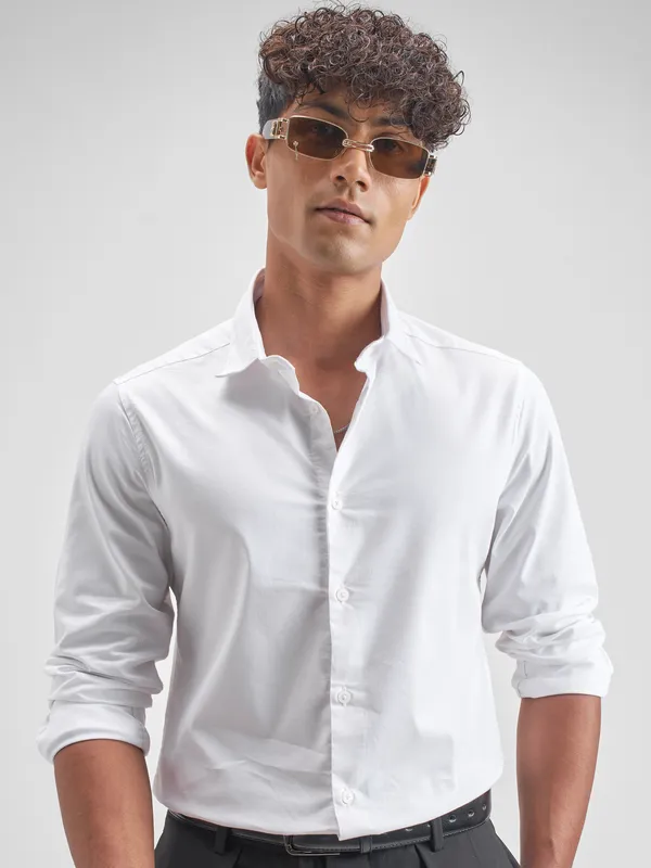 Highlander Men White Solid Slim Fit Casual Shirt