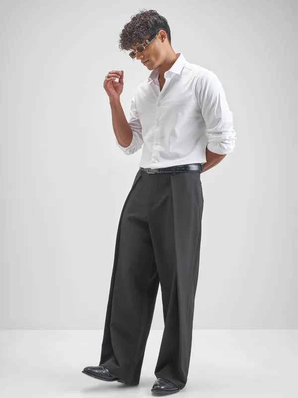 Highlander Men White Solid Slim Fit Casual Shirt