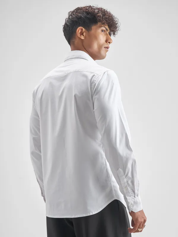 Highlander Men White Solid Slim Fit Casual Shirt