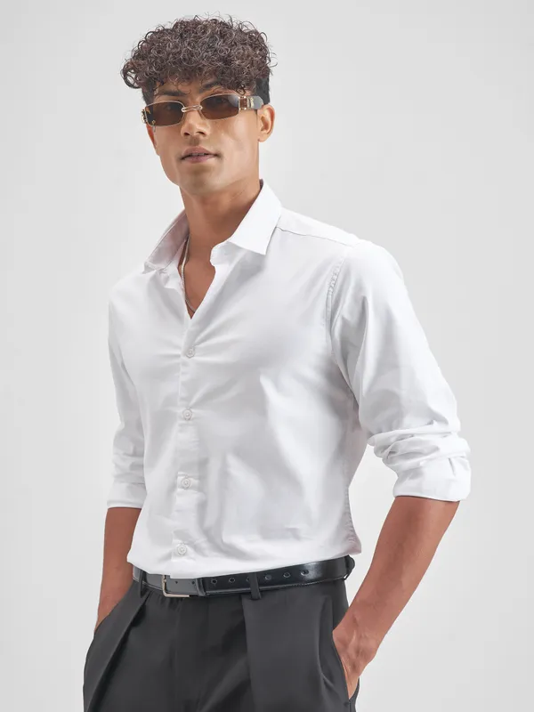 Highlander Men White Solid Slim Fit Casual Shirt