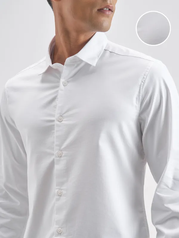 Highlander Men White Solid Slim Fit Casual Shirt