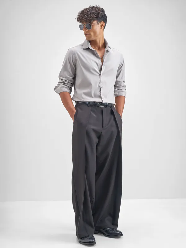 Highlander Men Grey Solid Slim Fit Casual Shirt