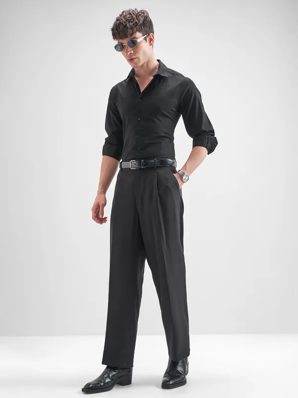 Highlander Men Black Solid Slim Fit Casual Shirt