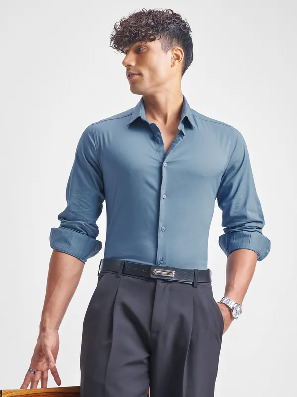 Highlander Men Blue Solid Slim Fit Casual Shirt