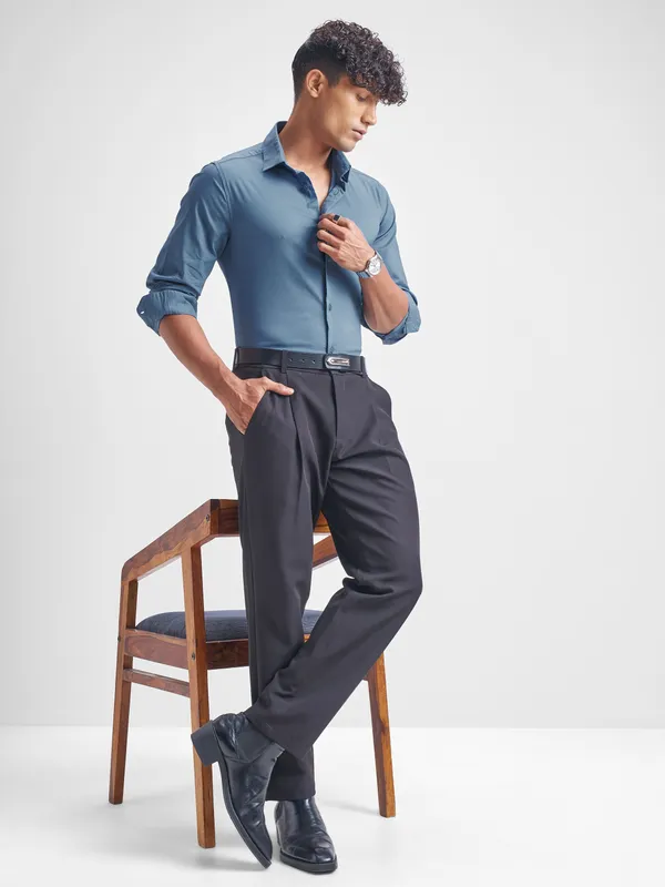 Highlander Men Blue Solid Slim Fit Casual Shirt