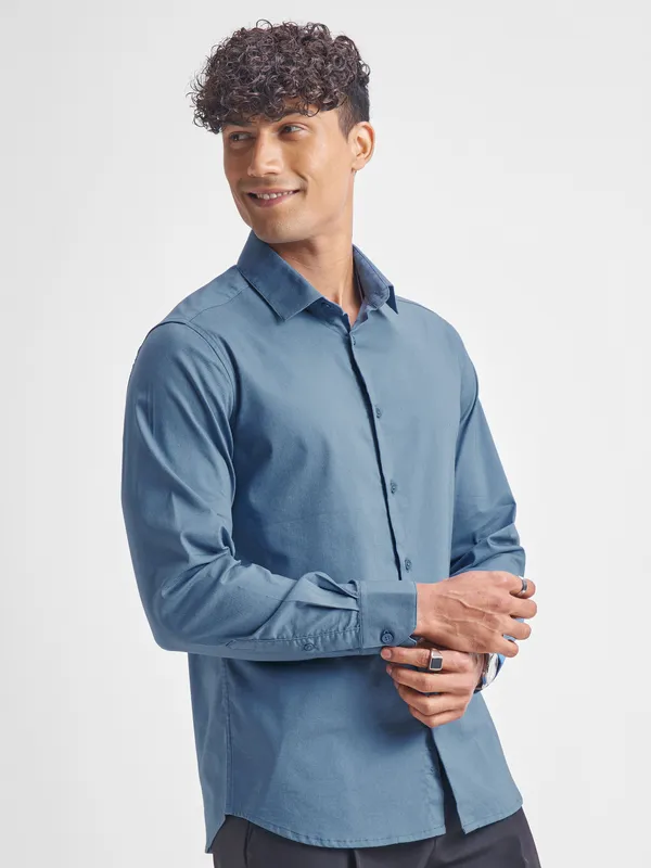 Highlander Men Blue Solid Slim Fit Casual Shirt