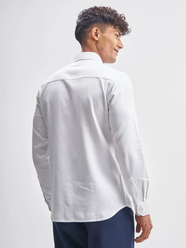 Highlander Men White Solid Regular Fit Casual Shirt