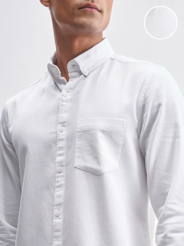Highlander Men White Solid Regular Fit Casual Shirt