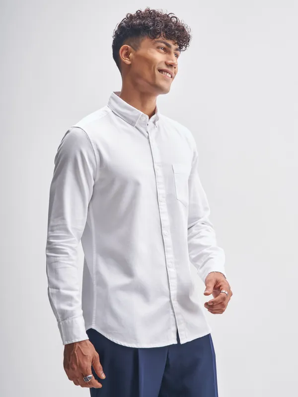 Highlander Men White Solid Regular Fit Casual Shirt