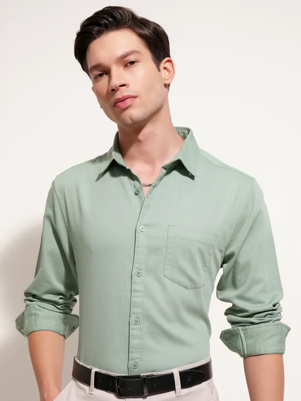 Highlander Men Green Solid Regular Fit Casual Shirt