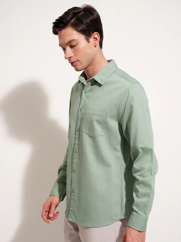 Highlander Men Green Solid Regular Fit Casual Shirt