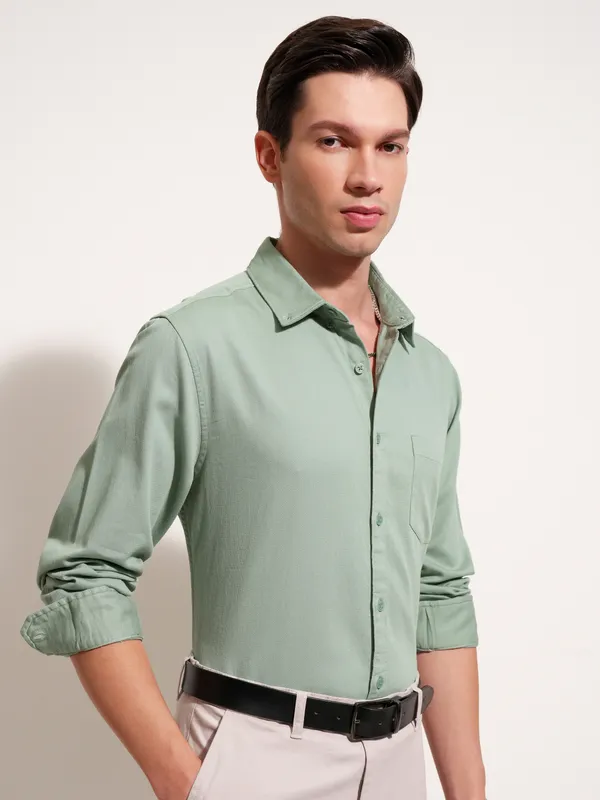 Highlander Men Green Solid Regular Fit Casual Shirt