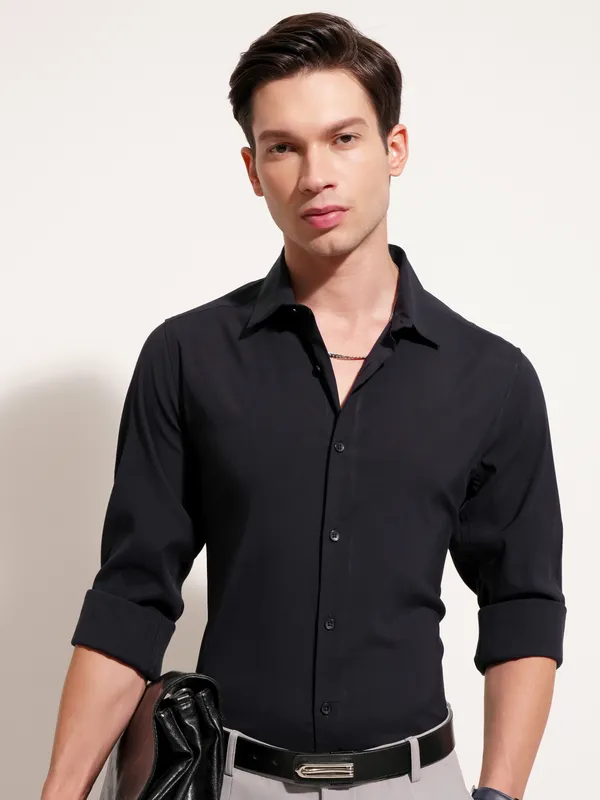 Highlander Men Navy Blue Solid Slim Fit Casual Shirt