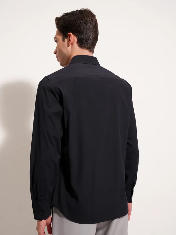 Highlander Men Navy Blue Solid Slim Fit Casual Shirt