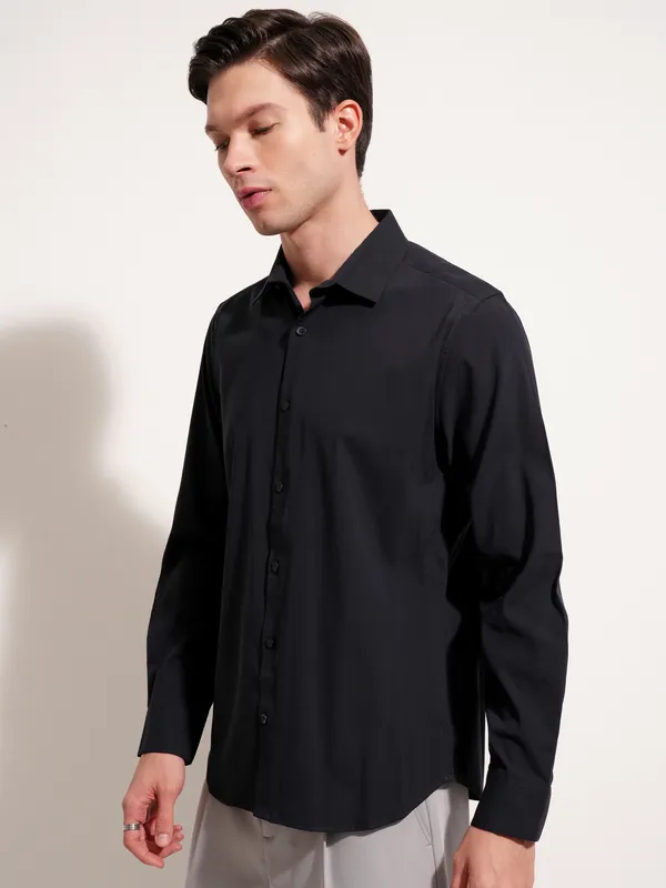 Highlander Men Navy Blue Solid Slim Fit Casual Shirt