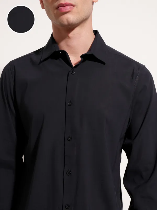 Highlander Men Navy Blue Solid Slim Fit Casual Shirt