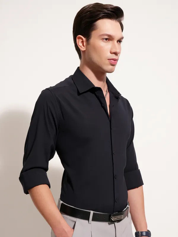 Highlander Men Navy Blue Solid Slim Fit Casual Shirt