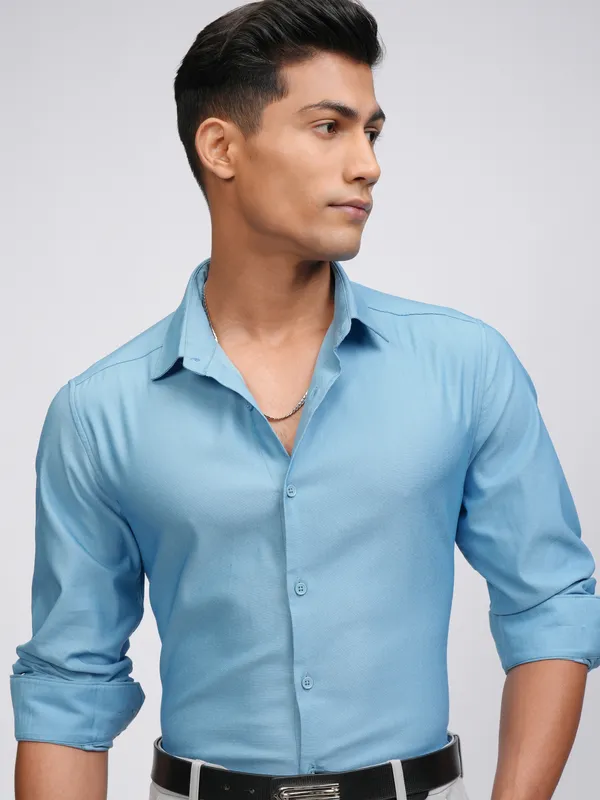 Highlander Men Blue Solid Slim Fit Casual Shirt