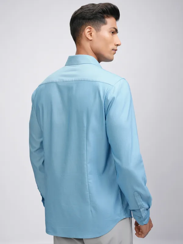 Highlander Men Blue Solid Slim Fit Casual Shirt