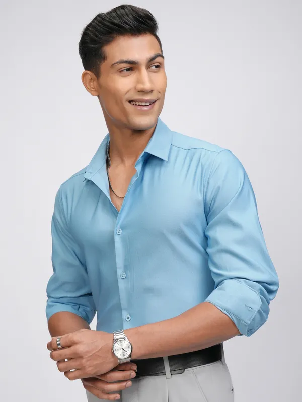 Highlander Men Blue Solid Slim Fit Casual Shirt