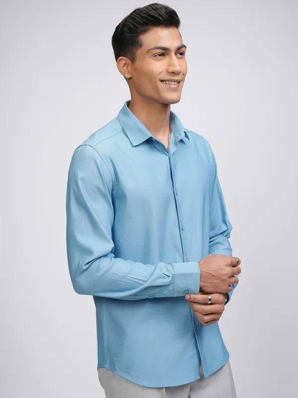 Highlander Men Blue Solid Slim Fit Casual Shirt