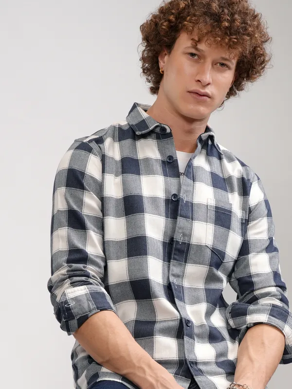 Highlander Men Navy Blue Checked Slim Fit Casual Shirt