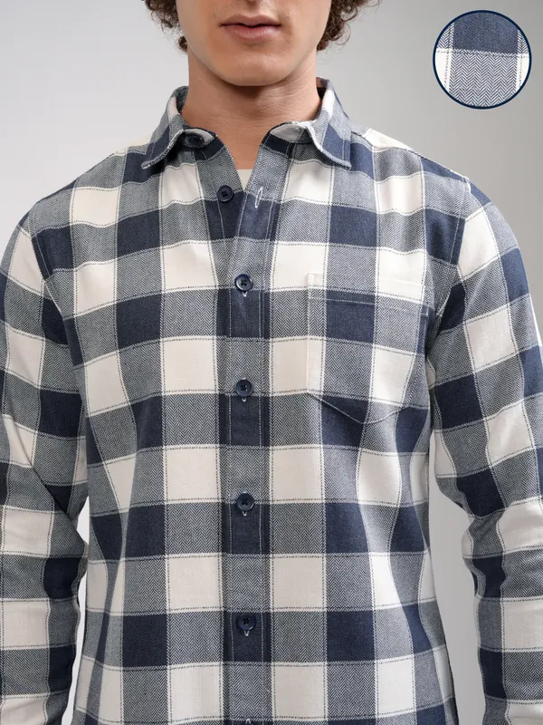 Highlander Men Navy Blue Checked Slim Fit Casual Shirt