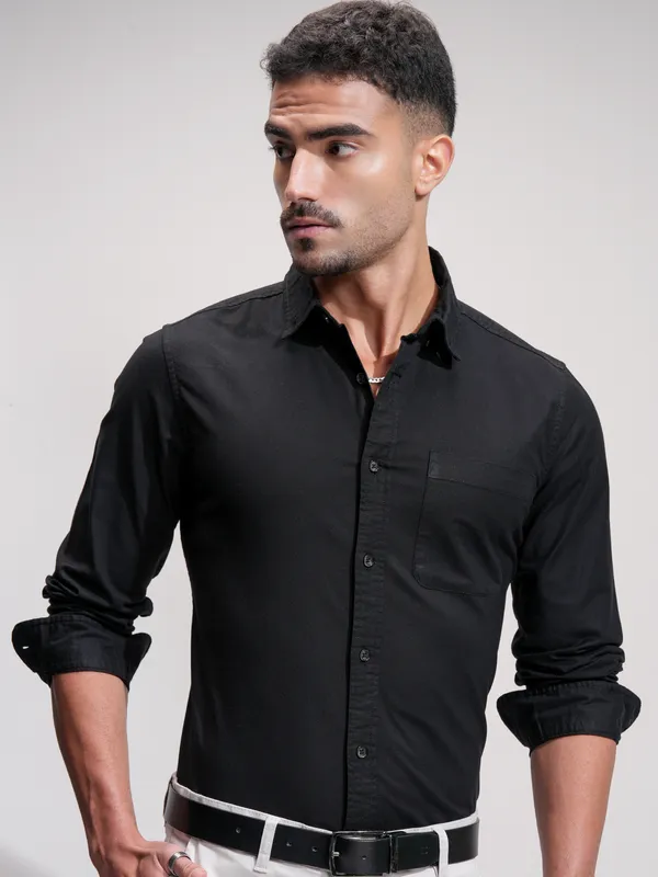 Highlander Men Black Solid Slim Fit Casual Shirt