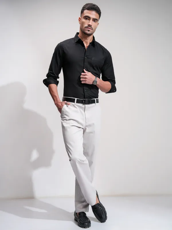 Highlander Men Black Solid Slim Fit Casual Shirt