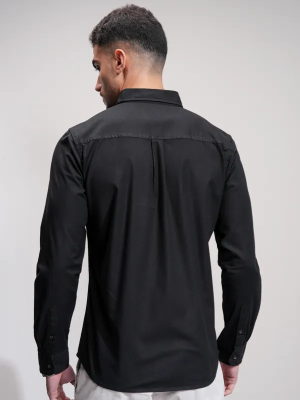 Highlander Men Black Solid Slim Fit Casual Shirt
