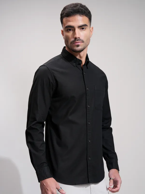 Highlander Men Black Solid Slim Fit Casual Shirt