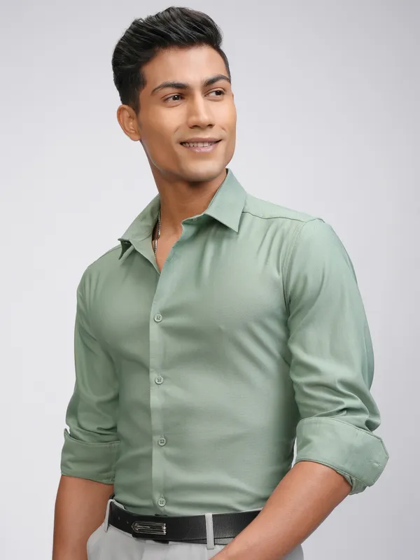 Highlander Men Green Solid Slim Fit Casual Shirt
