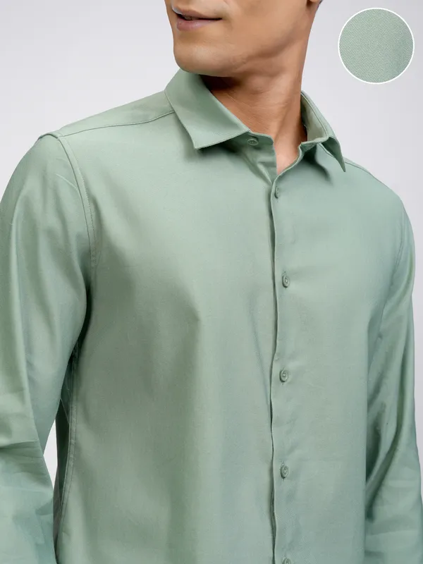 Highlander Men Green Solid Slim Fit Casual Shirt